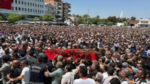 Manisa yasta! Başkan Ferdi Zeyrek'i binlerce kişi gözyaşlarıyla uğurladı