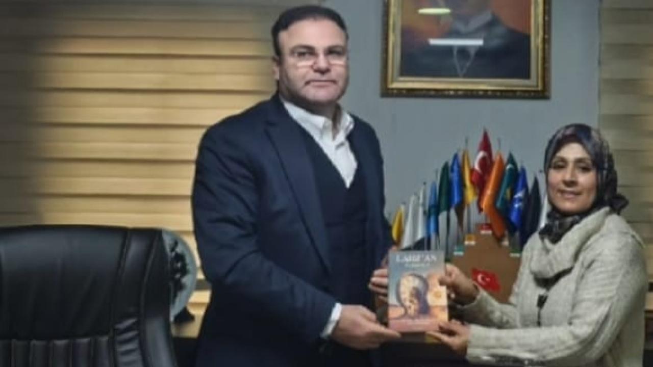 Reina News Gyy. Mümine Reyna Özbildirici ABB Veteriner İşleri Dairesi Başkanı Mustafa Şener'i makamında ziyaret ederek kitabını taktim etti.
