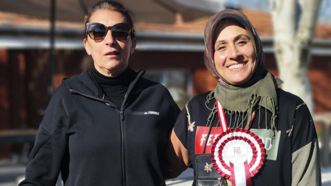 Reina News'(GYY) Yazar/Eğitmen Mümine Reyna Özbildirici Madalyasını Baş Komiser Ebru İnan'dan aldı